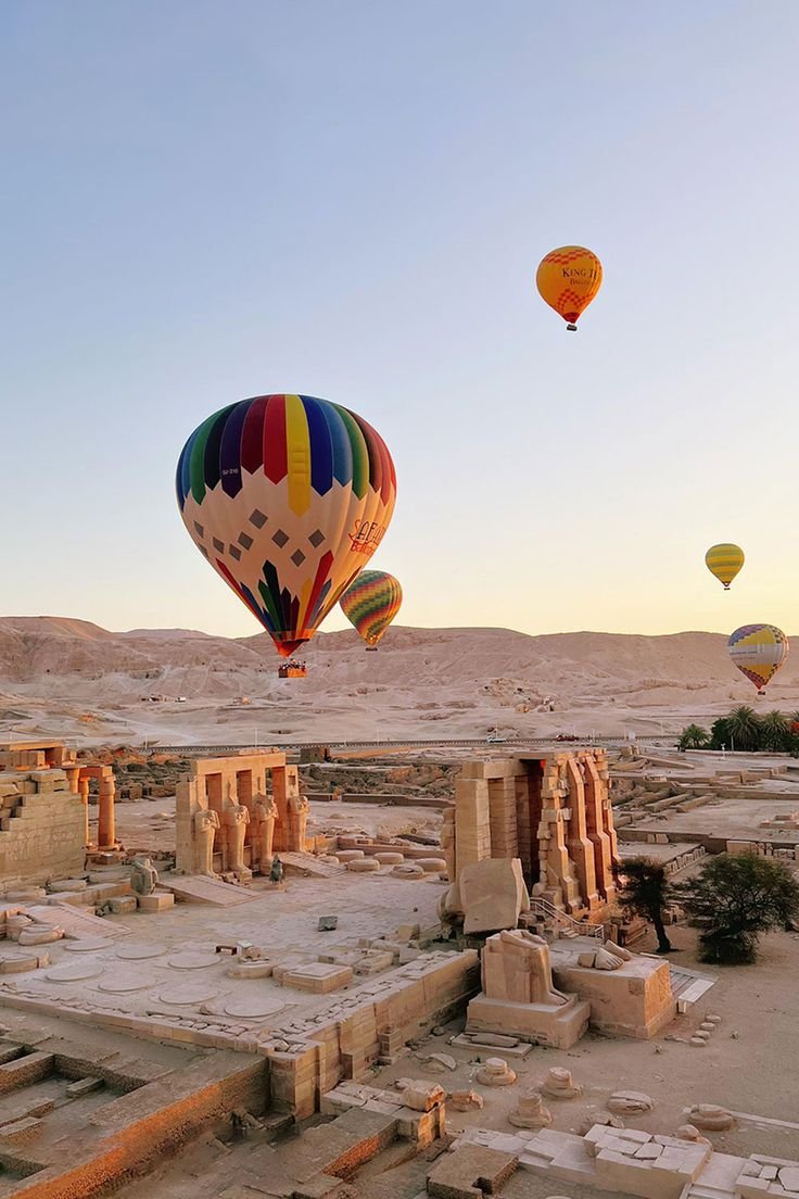luxoramontours.com